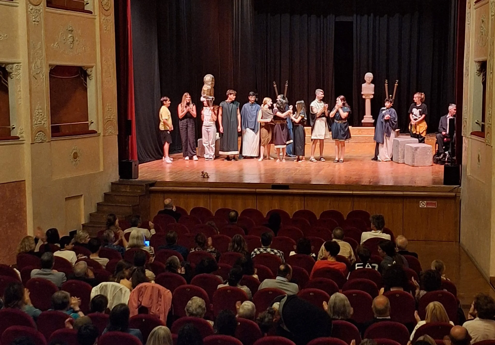 Alchimie 2025: Aperto il Bando per il Concorso di Teatro Giovanile