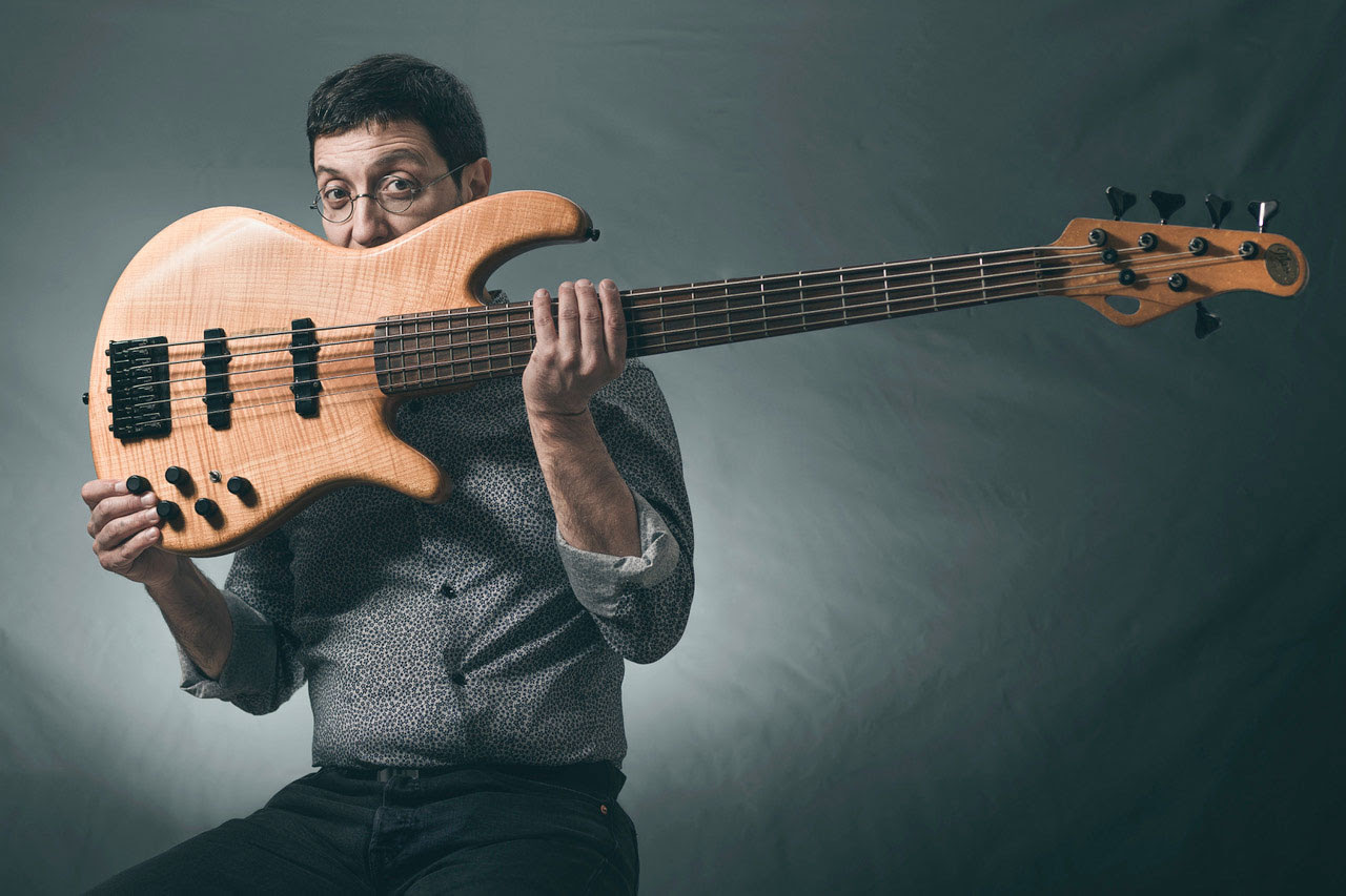 AleLoi Debutta con “It Smells Funny”: Lo Zombie-Jazz Pronto a Mordere