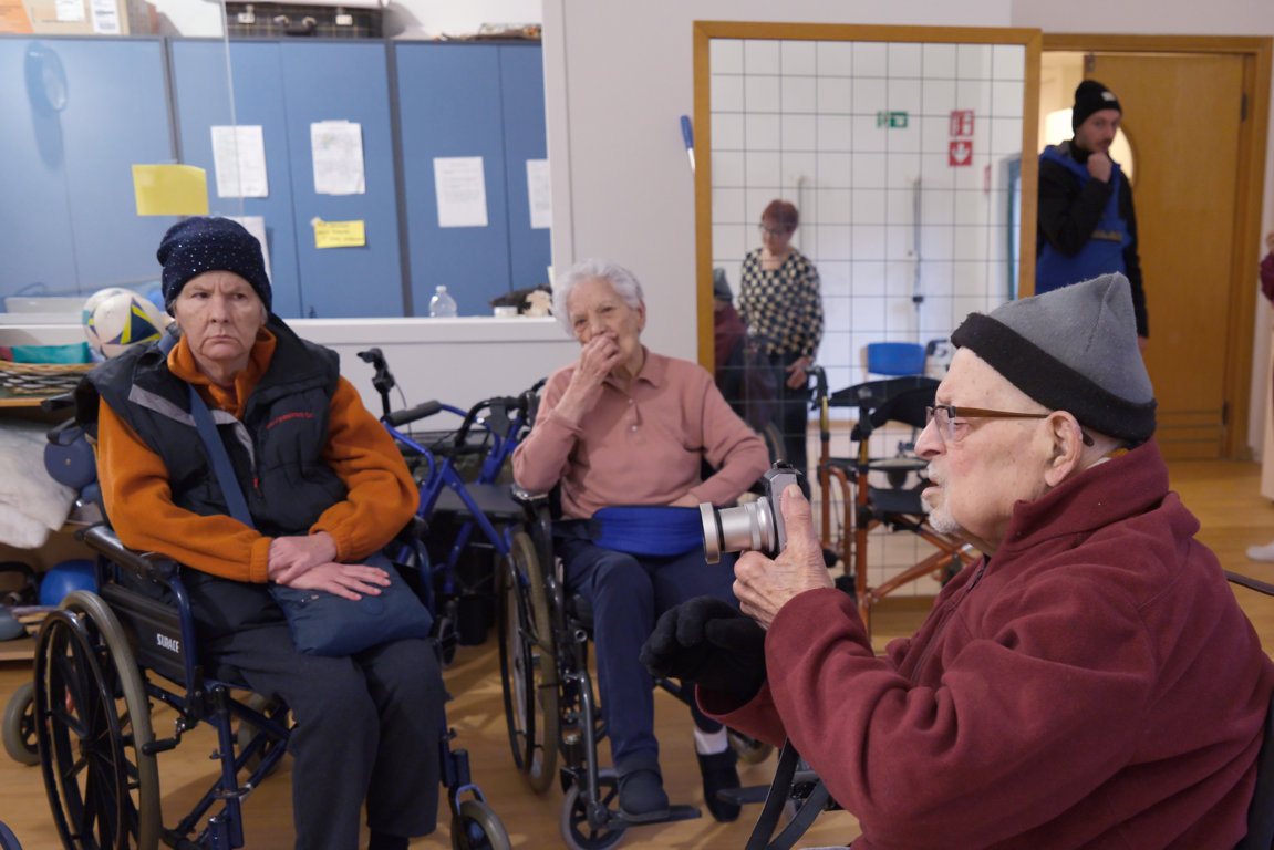 Luciano Ricci, il fotografo 95enne che celebra la bellezza delle anziane ospiti dell’Rsa