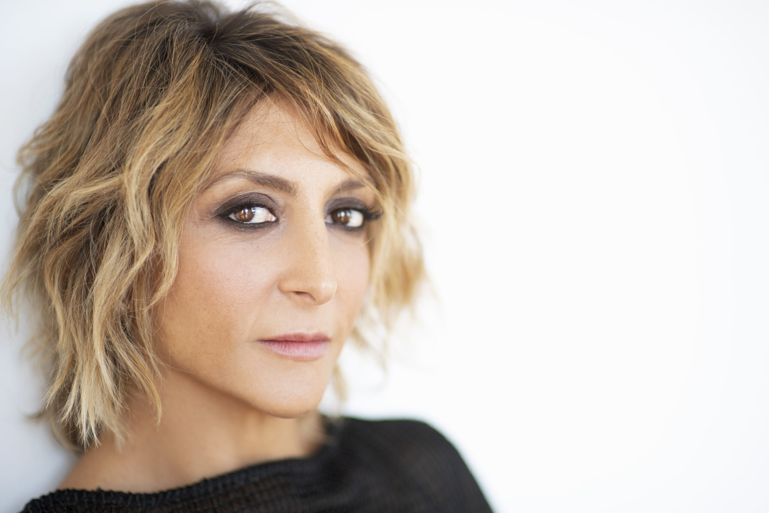 Paola Minaccioni porta in scena “Elena, la matta”: la storia vera di coraggio e anticonformismo