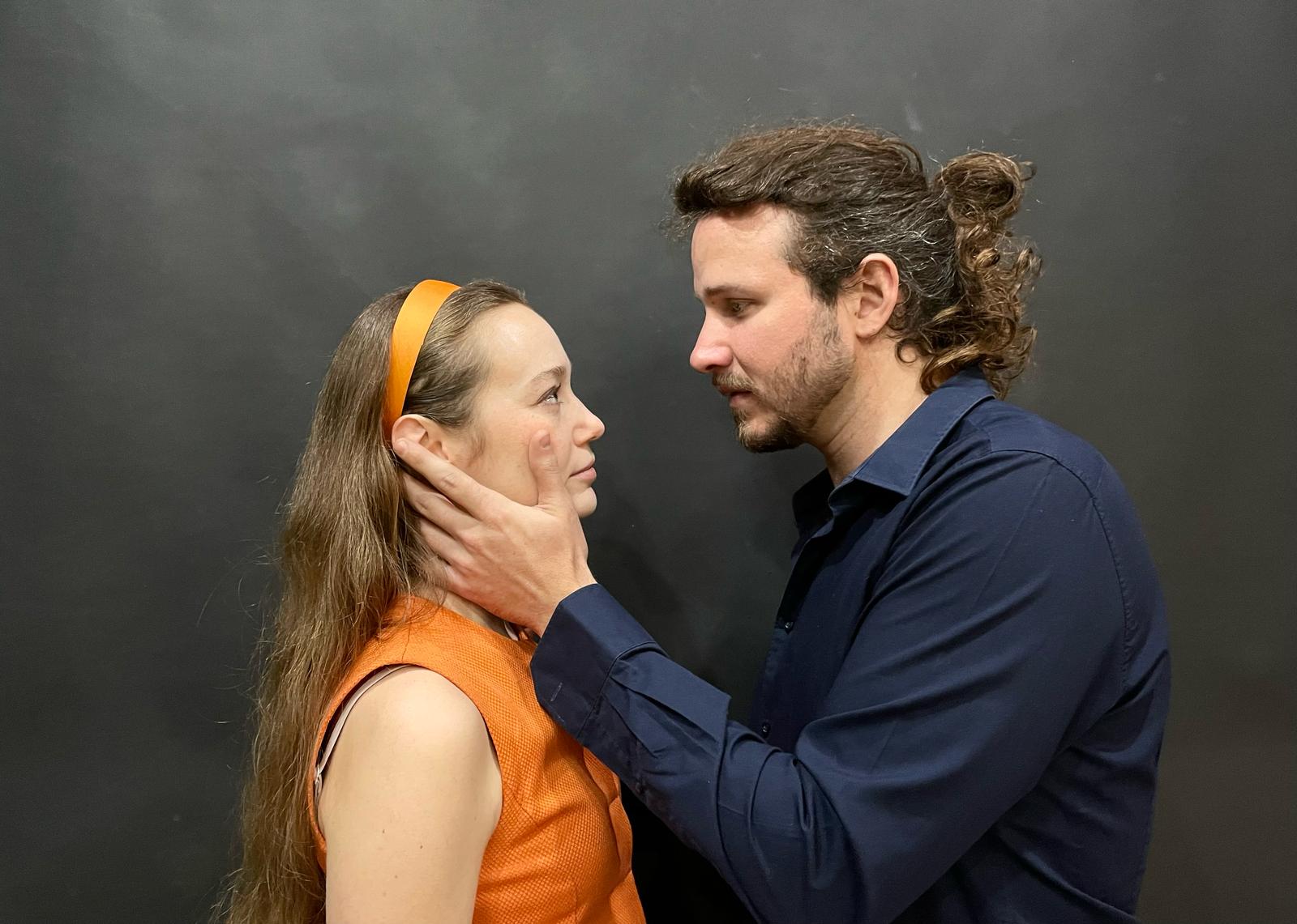 Declinazioni d’Amore: Al Teatro Trastevere una Commedia Romantica tra Spazio e Tempo