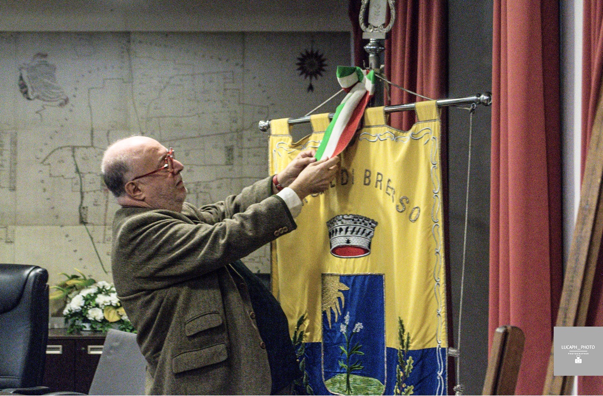 Il Tricolore dei Sindaci è Sbagliato: Raspelli Rilancia la Polemica