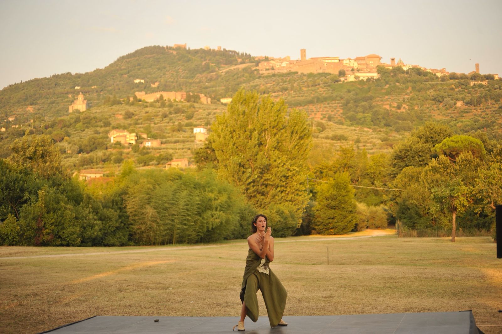 Cortona tra Streghe e Santi: Teatro, Storia e Spirito nel Cuore dell’Archeologia