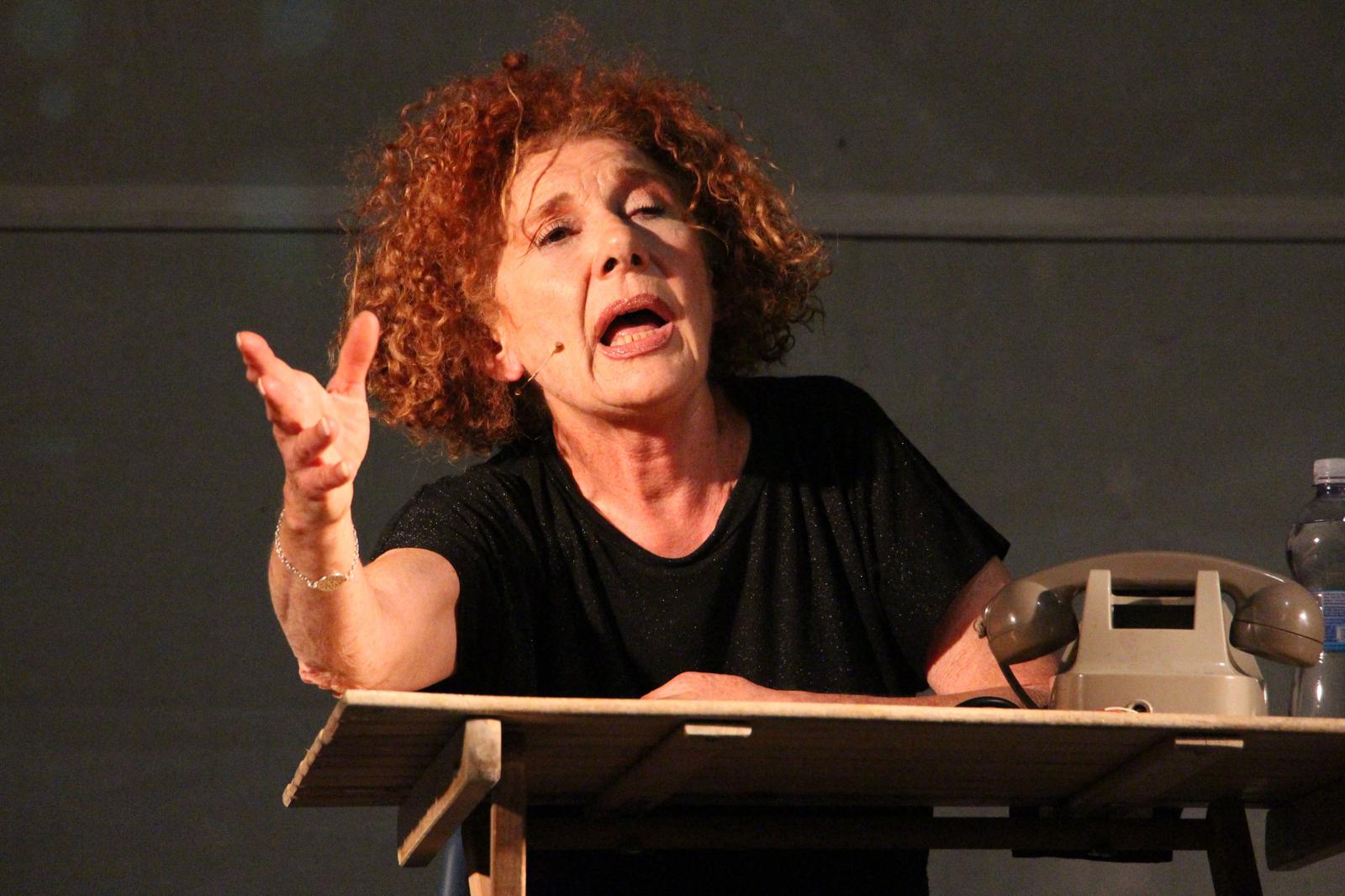 Cinzia Leone Torna in Scena con “Mamma Sei Sempre Nei Miei Pensieri… Spostati!”