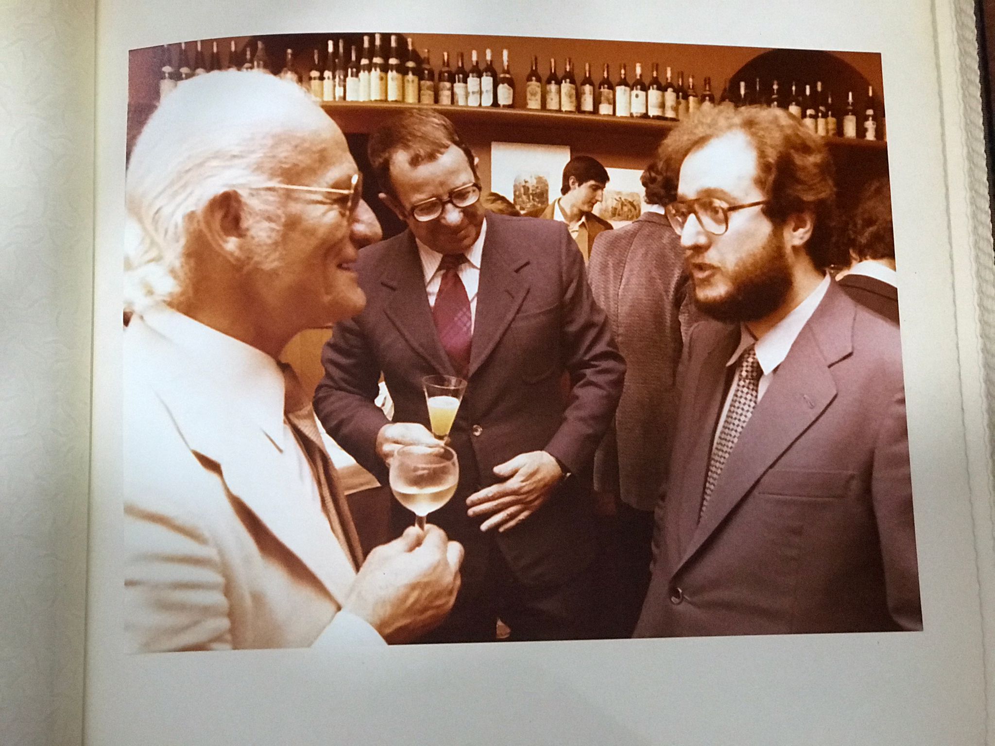 Sessant’anni di AIS: Il Racconto di Edoardo Raspelli tra Memorie, Vino e Critica