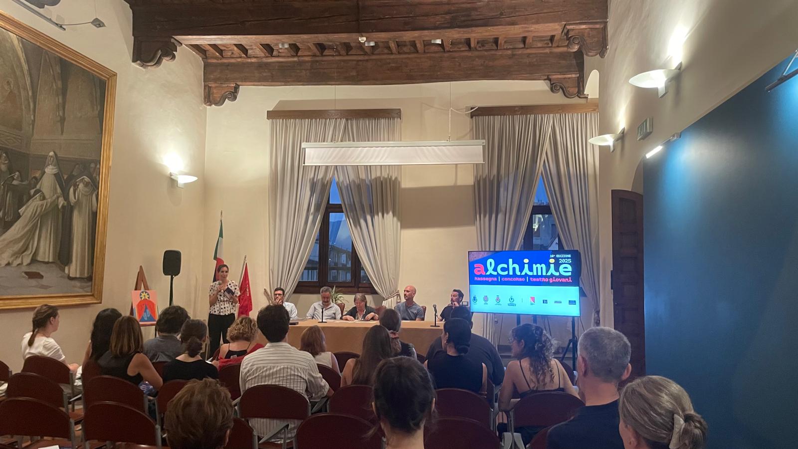 Alchimie 2025, Premiati L’Istituto Vasari e Il Gruppo Sempreverdi per il Teatro Giovanile