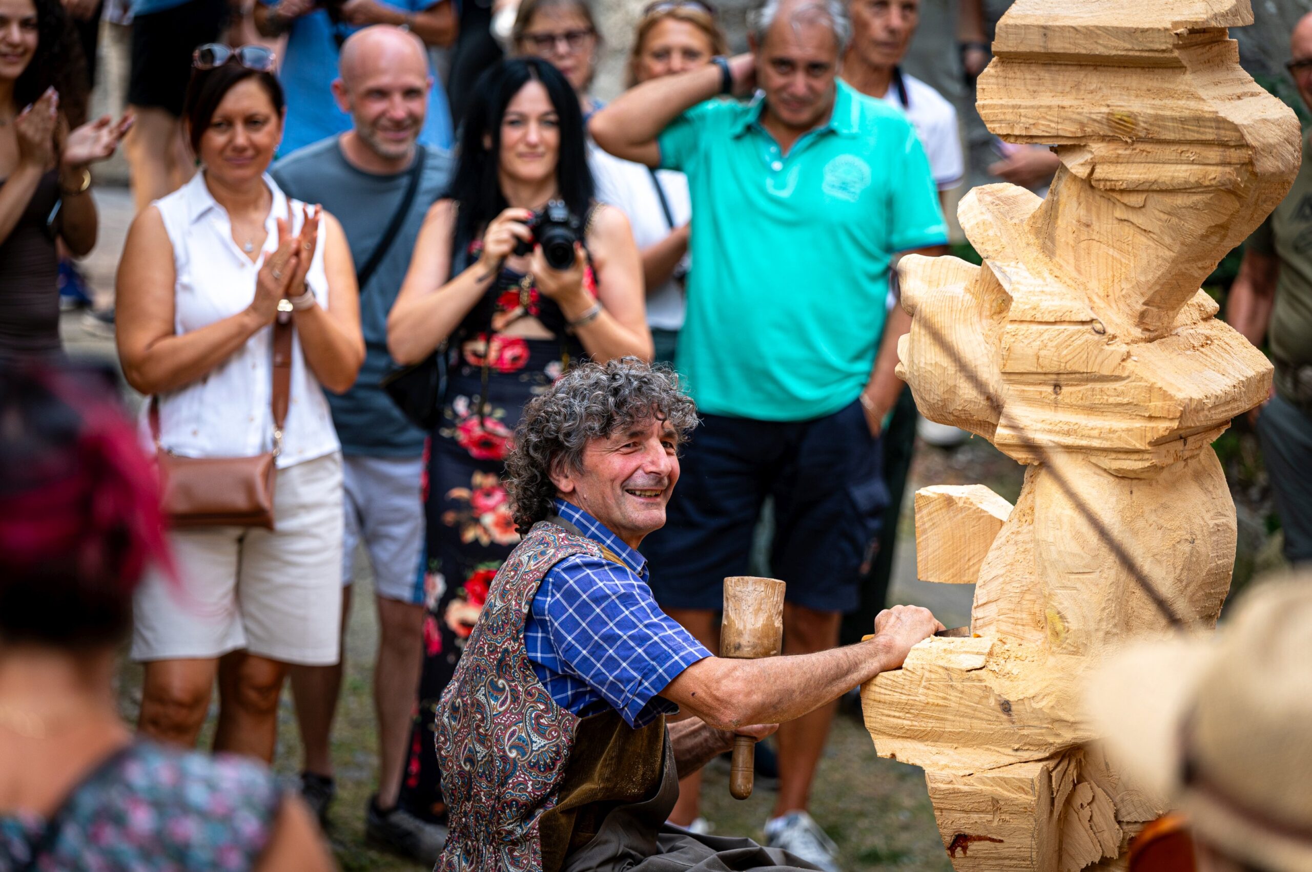 Magia del Legno 2025: a Sutrio scultori e artigiani animano il borgo carnico