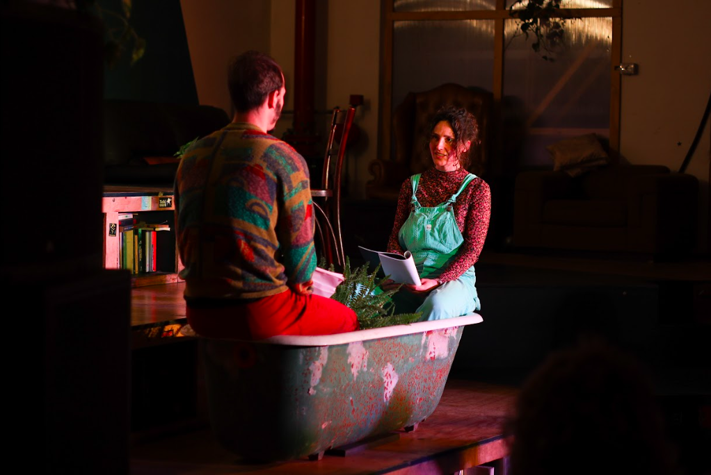 Microclima: il debutto al Teatro Vascello tra allegoria politica e intimità domestica