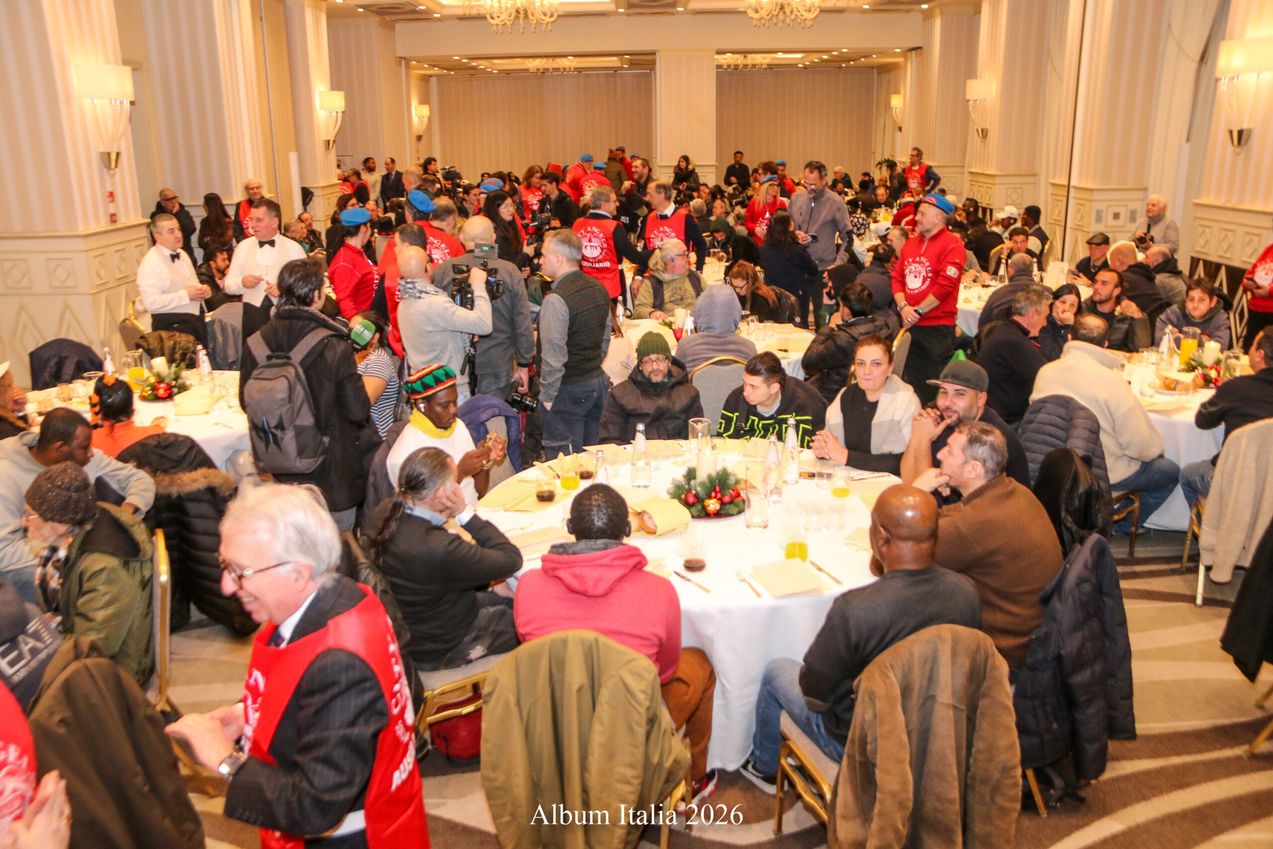 Milano, grande pranzo solidale dei City Angels: 200 senzatetto a tavola al Principe di Savoia